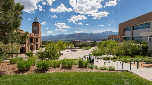 El Pomar Plaza in the Summer