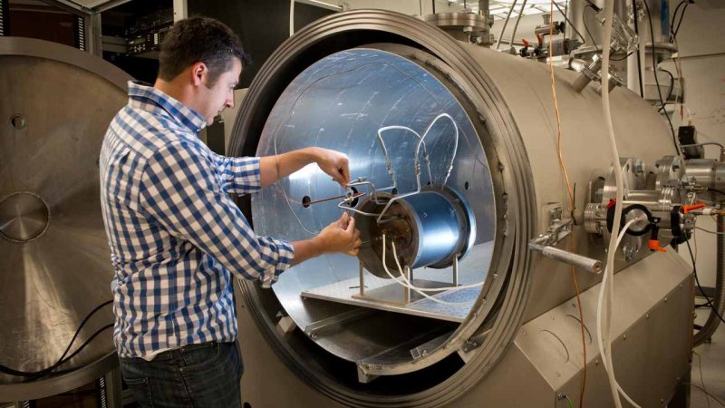 student working in mechanical engineering lab